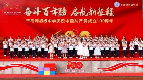 险!大货车与中巴车相撞,中巴车车头严重变形…